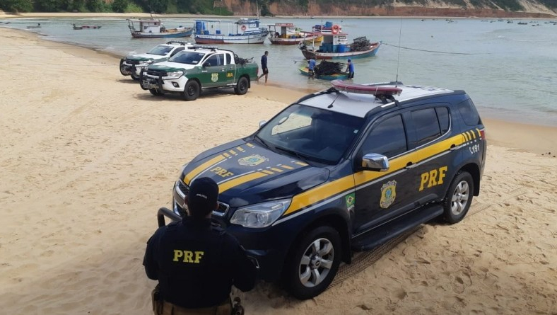   Nesta segunda-feira (12) a PRF e o IBAMA realizaram uma operação conjunta, com o objetivo de coibir a pesca ilegal de lagosta na Praia de Baía Formosa. Durante a operação, foram apreendidas 89 redes caçoeiras e 357 kg de lagosta.