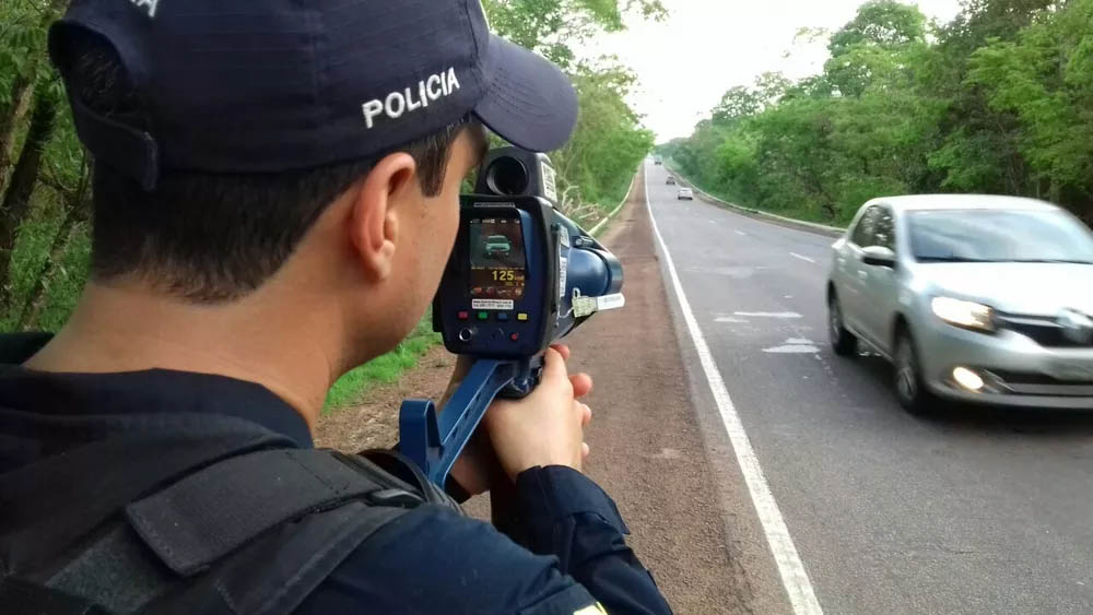 Imagem 1 -  Bolsonaro determina suspensão de radares móveis nas BRs do país. A ordem foi publicada nesta quinta-feira (15) no "Diário Oficial da União", e foi dada ao Ministério da Justiça, responsável pela Polícia Rodoviária Federal (PRF).