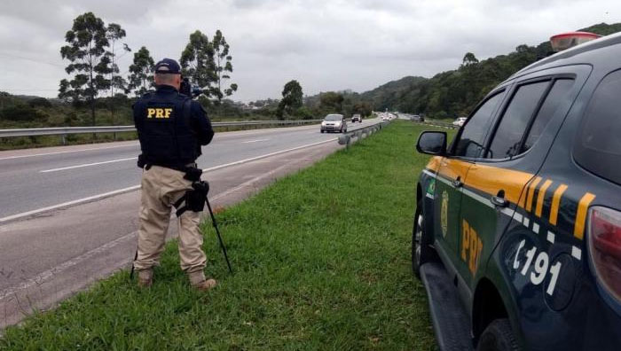 Imagem 1 -  O Ministério da Justiça não havia informado quando a suspensão dos radares móveis das BRs começaria efetivamente, afirmando que a informação cabia à PRF. Esta, por sua vez, determinou que os equipamentos sejam retirado imediatamente das estradas.