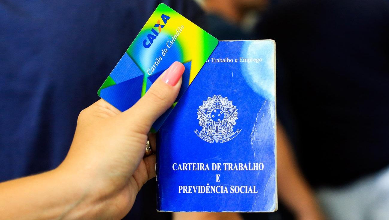   Os trabalhadores nascidos em agosto já podem sacar o PIS 2019/2020. Os valor está disponível desde esta quinta-feira (15). O dinheiro do benefício pode ser sacado até 30 de junho de 2020. Os titulares de conta individual na Caixa recebem o crédito de forma automática.