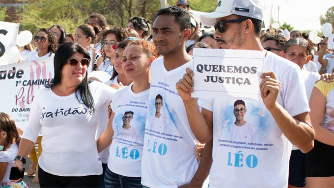   Pais do menino Leo muito emocionados durante a caminhada pedindo paz no início da manhã deste domingo, no bairro Bom Jesus