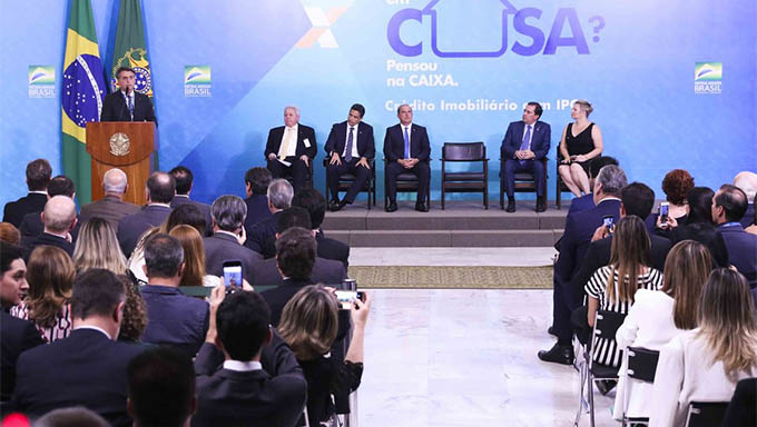   O governo federal anunciou nesta terça-feira (20), em evento no Palácio do Planalto, o lançamento de uma nova linha de financiamento habitacional na Caixa Econômica Federal (CEF). Essa linha vai operar contratos habitacionais corrigidos pela inflação oficial medida pelo Índice Nacional de Preços ao Consumidor Amplo (IPCA), mais uma taxa fixa.