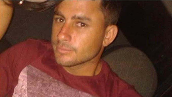   Emerson ainda tentou correr, mas foi baleado nas costas e caiu, tendo sido executado com tiro na cabeça em seguida