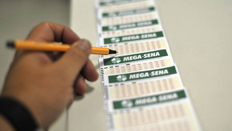  Mega-Sena sorteio prêmio acumulado em R$ 42 milhões, nesta quarta-feira (28). As apostas podem ser feitas até as 19h do dia do sorteio, em qualquer casa lotérica ou através do aplicativo da Caixa para smartphones. A aposta simples, com seis dezenas, custa R$ 3,50.