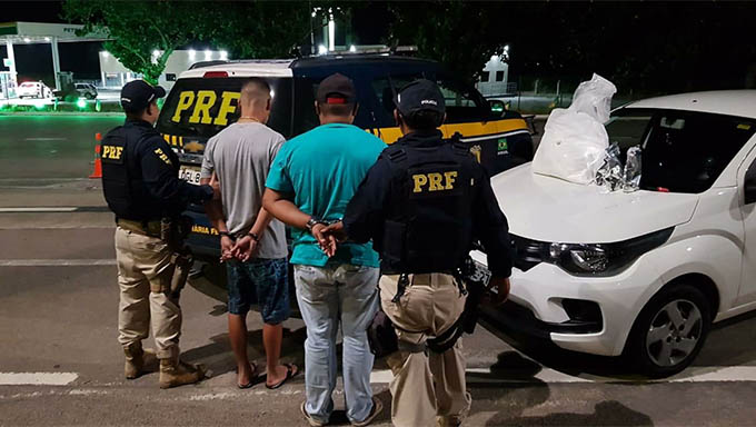   No momento da abordagem, os homens ficaram bastante nervosos, o que chamou a atenção dos policiais. Na vistoria ao veículo, foi encontrado no banco traseiro, um pacote contendo a cocaína, e no porta- malas um pacote maior, onde estava o pó branco. 