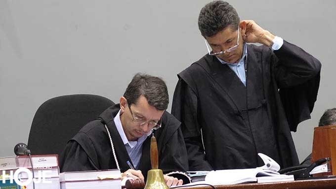   O júri está sendo presidido pelo juiz Vagnos Kelly Figueiredo de Medeiros. A acusação fica a cargo do promotor de Justiça Armando Lúcio Ribeiro e defesa está sendo realizada pelo defensor público Diego Melo da Fonseca. 