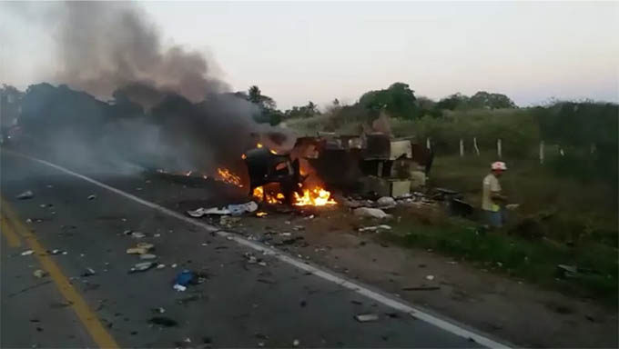   Carro forte ficou totalmente destruído; quadrilha fugiu com os malotes de dinheiro