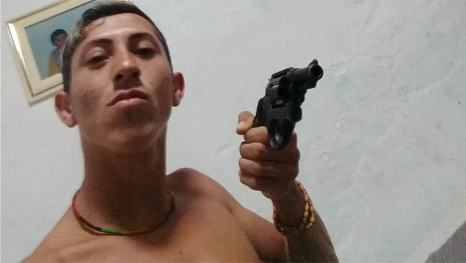 Imagem 1 -  Antônio Galdino aparece em fotografia exibindo uma arma de fogo