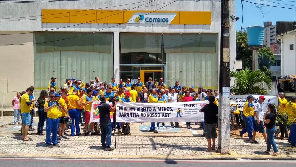   Servidores dos Correios entram em greve por tempo indeterminado.