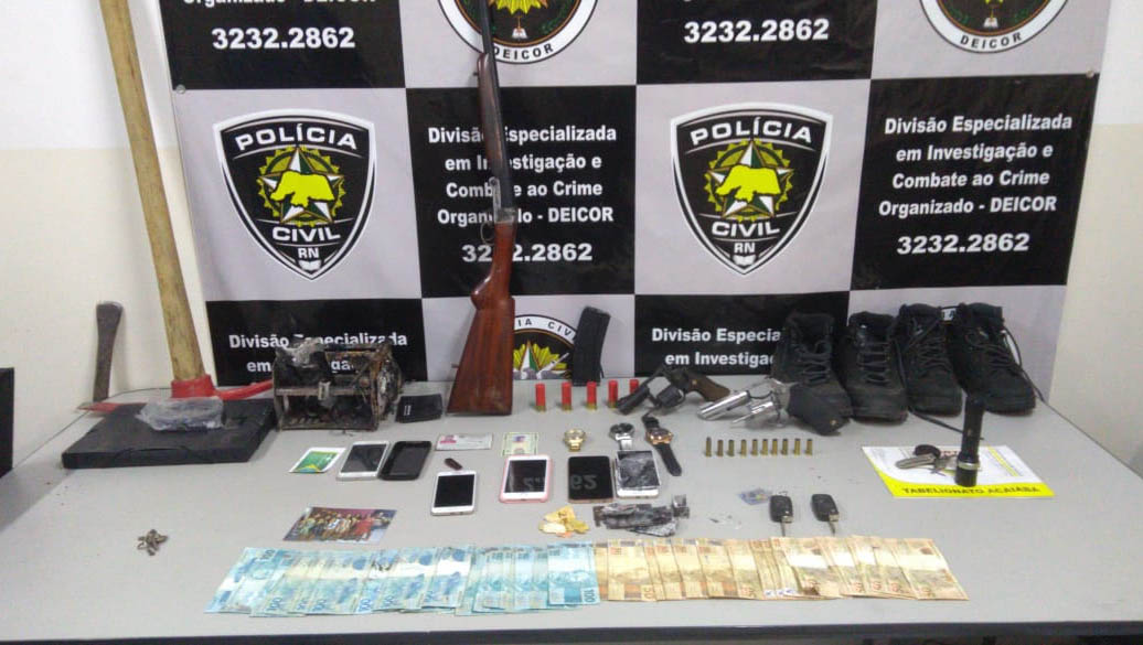   Com o grupo, foram encontrados dois revólveres calibre .38, um carregador de fuzil, dois veículos, a quantia de R$ 3.486,00 em dinheiro, inclusive cédulas queimadas e danificadas.