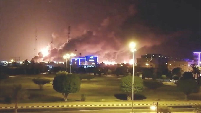   Os ataques por drones antes do amanhecer de sábado resultaram em explosões e incêndios em instalações da petroleira Saudi Aramco em Abqaiq e Khurais.