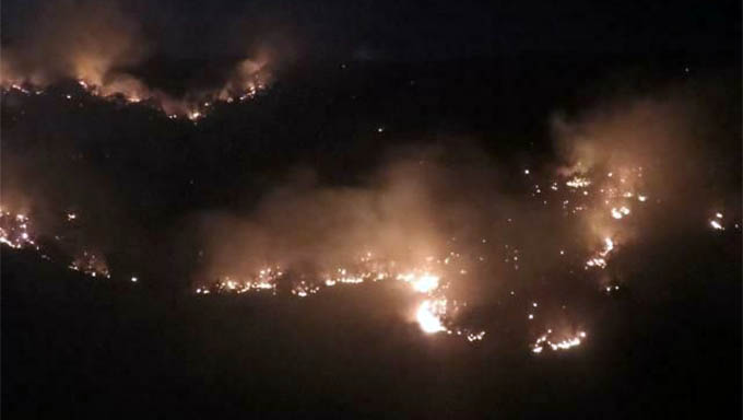   Foto destrói a mata na região da Serra do Lima, em Patu-RN, desde às 15 horas desta segunda-feira, dia 16; Na manhã desta terça-feira, 17, o fogo voltou a crescer e o Padre Telmo pediu ajuda da população para tentar apagar usando baldes