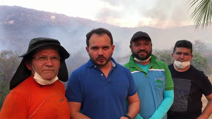   Fogo já ameaça Santuário de Nossa Senhora dos Impossíveis em Patu. O vereador João Gentil, de Mossoró, que é ambientalista, foi para Patu acompanhar pessoalmente o trabalho para apagar as chamas e enviou um relato exclusivo para o MOSSORÓ HOJE.