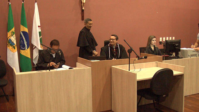   O júri popular será presidido pelo juiz Vagnos Kelly Figueiredo de Medeiros e a acusação será feita pelo promotor público Armando Lúcio Ribeiro.