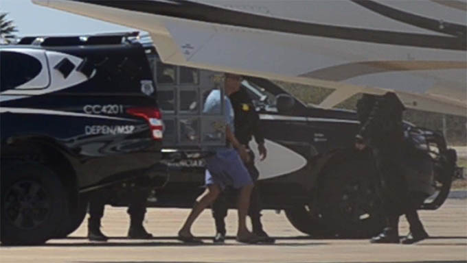   Momento que Fernandinho Beira Mar é retirado da viatura do DEPEN e colocado numa aeronave da Polícia Federal em Mossoró e embarca com destino ao Mato Grosso do Sul