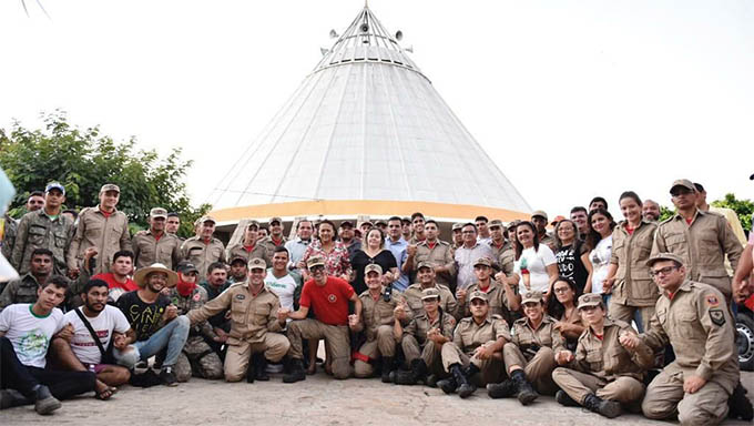   Fátima Bezerra visita trabalho do Corpo de Bombeiros na Serra do Lima, em Patu. O fogo já foi controlado, mas os bombeiros irão permanecer no local, monitorando e prevenindo novas ameaças.