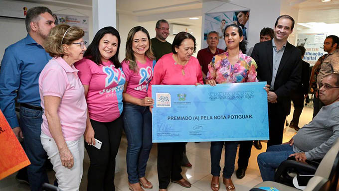   Além de entregar a premiação aos ganhadores do programa, a governadora Fátima Também fez entrega das entidades beneficiadas em Mossoró