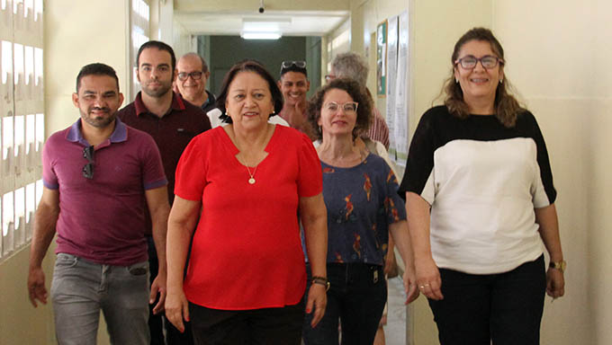 Imagem 1 -  Herbenia Ferreira, deputada Isolda e o vereador Alex do Frango mostram o Hospital Regional Tarcísio Maia a governadora Fátima Bezerra, em detalhes, no final da manhã deste sábado