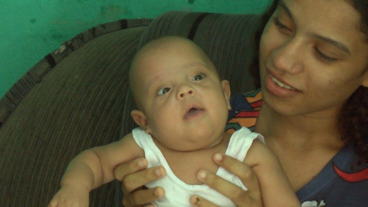   A pequena Evelyn, de 5 meses, precisa fazer uma vitrectomia com urgência para não perder a visão por completo. Na rede privada, a cirurgia custa R$ 20 mil.