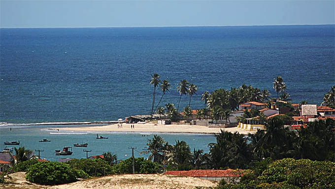   Vista da Praia de Pitangui, uma das mais movimentadas do município de Extremoz.