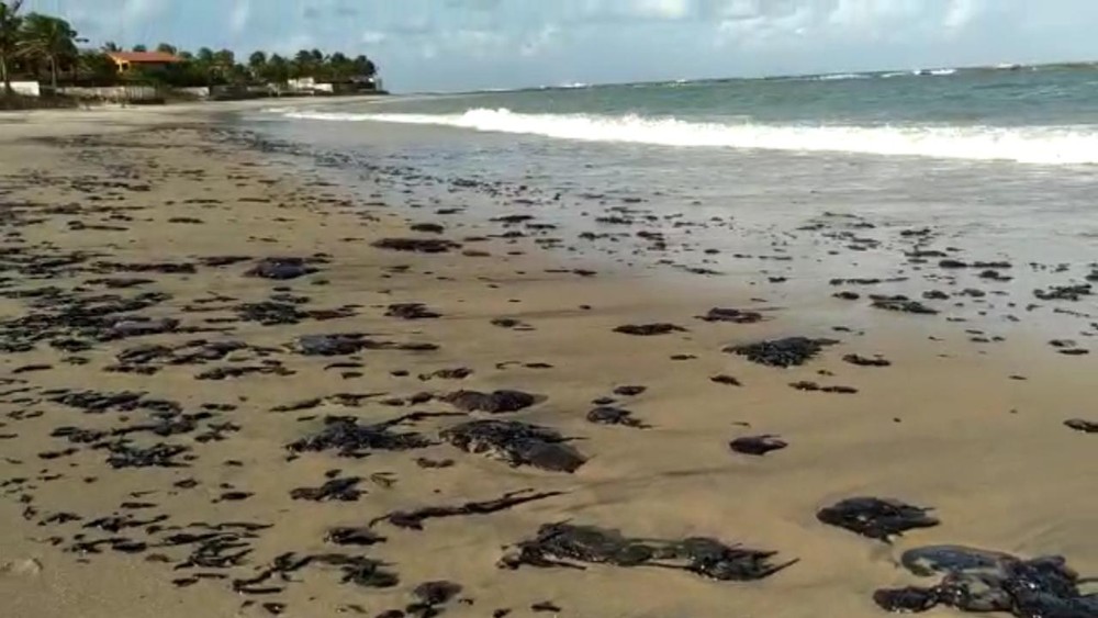  A Polícia Federal do Rio Grande do Norte instaurou inquérito para apurar origem de manchas em praias Nordestinas e possível dano ambiental.