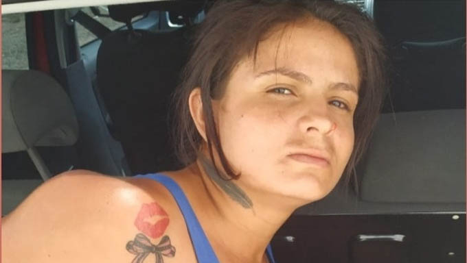   Procurada por homicídio, Jú estava vendendo maconha, que ela transportava no sutiá e no compartimento da moto Biz que pilotava. 