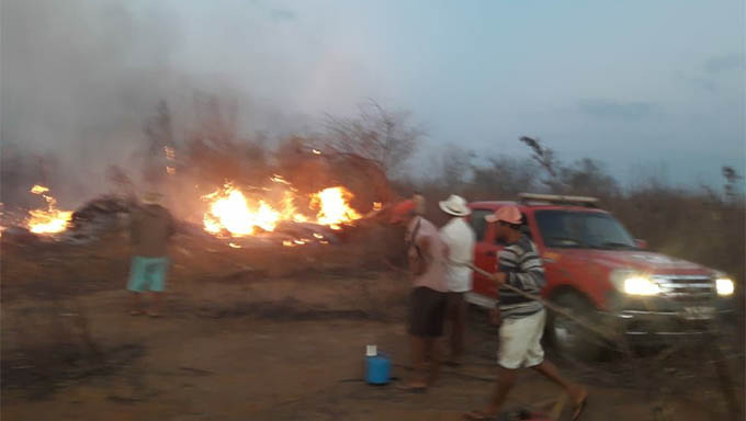   Bombeiros, trabalhadores rurais da região e brigadas de incêndio da Petrobras trabalhavam desde segunda-feira passada para conter as chamas.