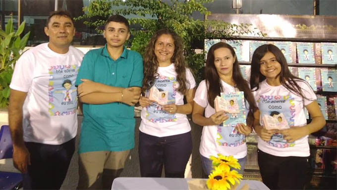   O autor, Jhosaffa Oliveira, com a equipe da Secretaria de Educação do Município de Apodi e ilustadora do livro, Ana Heloísa Fernandes Oliveira, de 11 anos