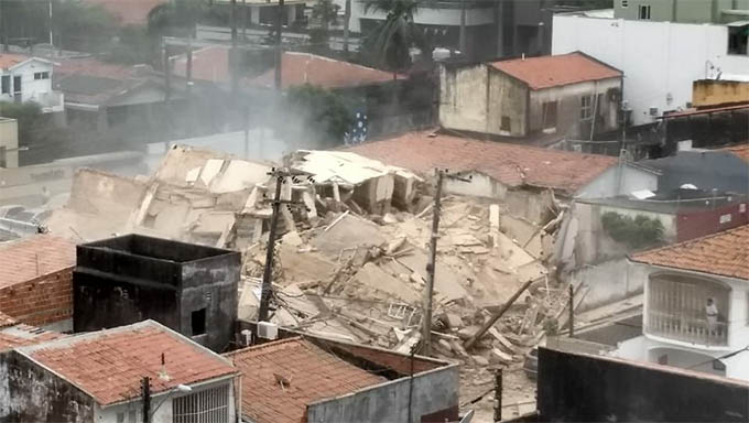 Imagem 1 -  Prédio de 7 andares desaba deixando vítimas em Fortaleza; veja vídeo.