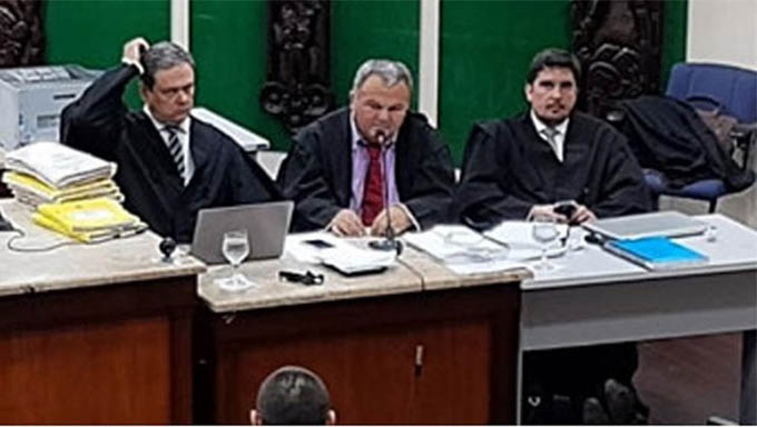   Rivado Dantas (ao centro) durante audiências de instrução e julgamento do caso F. Gomes
