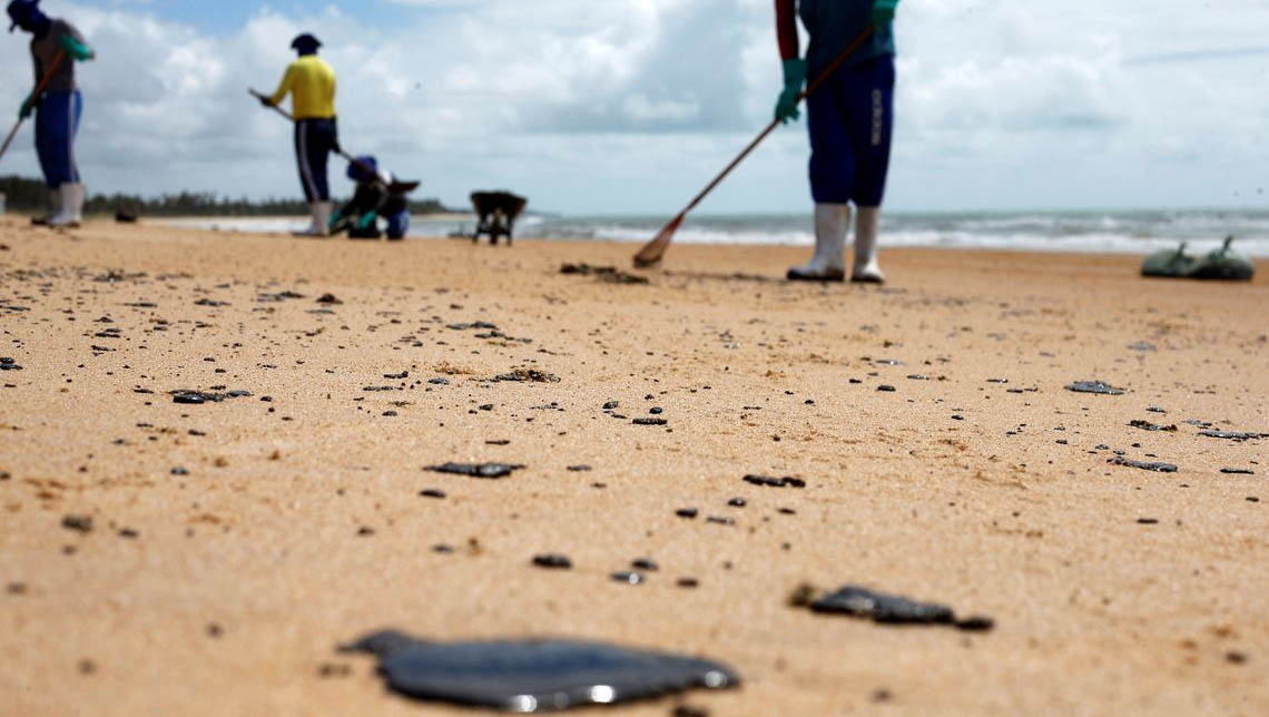   Mais de 525 toneladas de óleo já foram retiradas das praias do Nordeste.