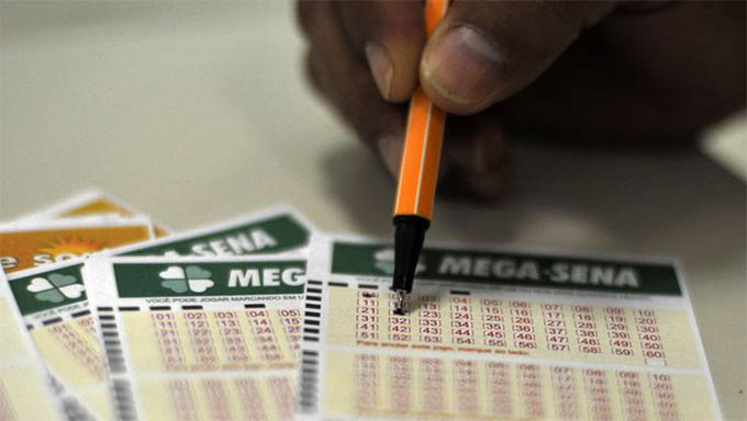   Mega-Sena sorteia nesta quinta prêmio acumulado de R$ 24 milhões. Para o concurso de hoje, as apostas podem ser feitas até as 19h (horário de Brasília), em todas as casas lotéricas credenciadas pela Caixa em todo o país. O bilhete simples, com seis dezenas marcadas, custa R$ 3,50