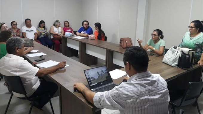   Mário Ilo (à esq.) conversando com a equipe da Secretaria de Agricultura e Meio Ambiente sobre os cuidados com o litoral do município em função do desastre ambiental na costa Brasileira com óleo