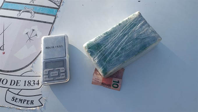   PMs prenderam o suspeito que portava meio quilo de maconha, uma balança de precisão de dez reais em espécie