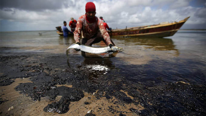   Governo prorroga seguro-defeso para pescadores de áreas atingidas por óleo.