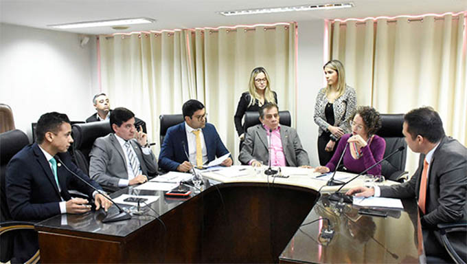    Chega a ser curioso servidores batendo na Dep. Isolda e na Gov. Fátima Bezerra para defender os deputados que davam sustentação a Robinson Faria, Rosalba Ciarline, os mesmos que queriam fechar ou vender a UERN, por exemplo. 