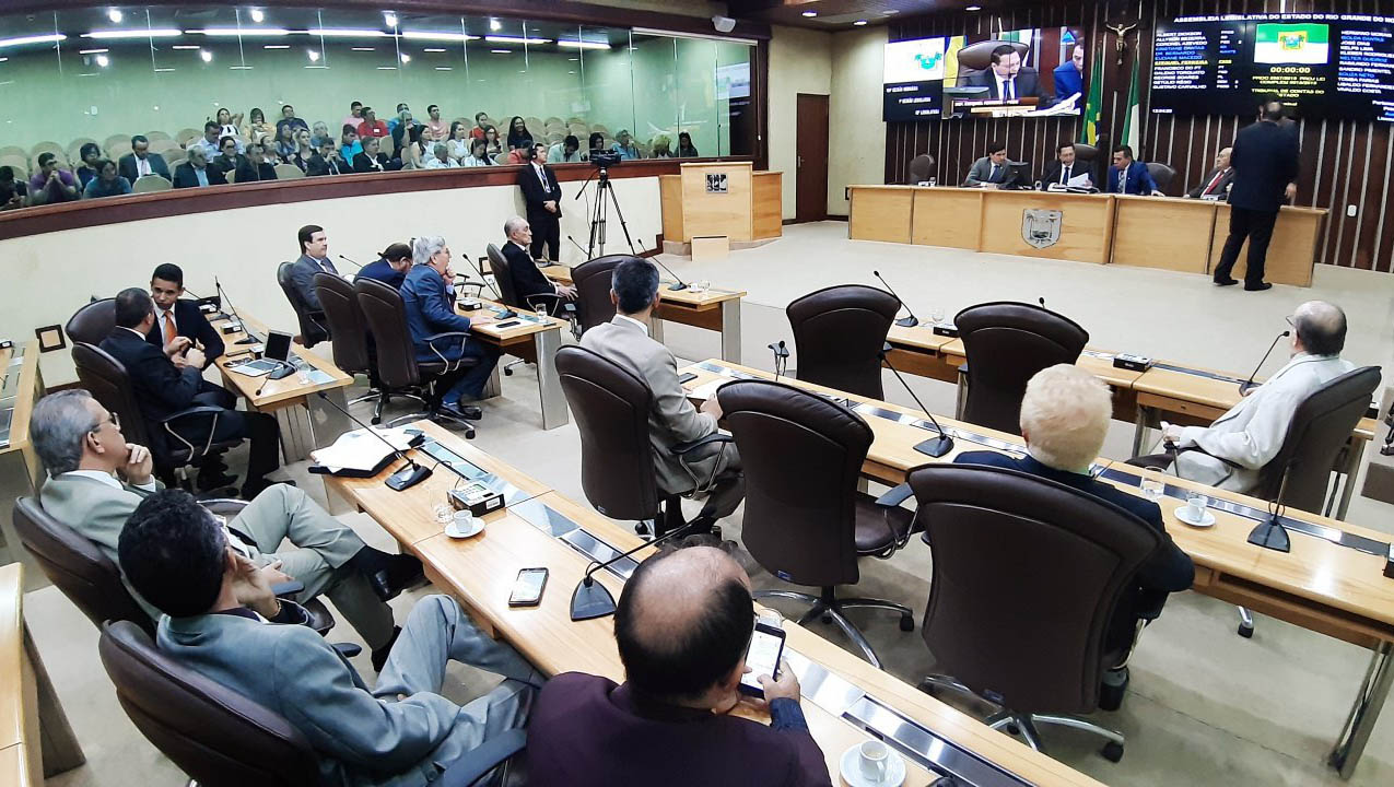   Nelter Queiroz propôs, em emenda, que os 16,38% de aumento destinado aos procuradores seja também destinado a todos os servidores do estado; Agora o projeto segue para votação na Assembleia Legislativa