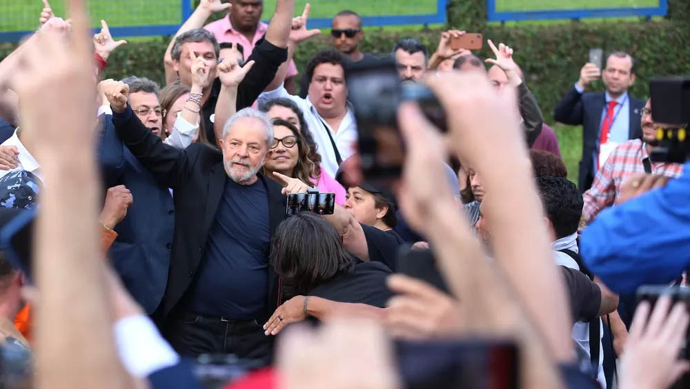   Com alvará de soltura emitido, Lula deixa prisão em Curitiba, as 17h40 desta sexta-feira (8).