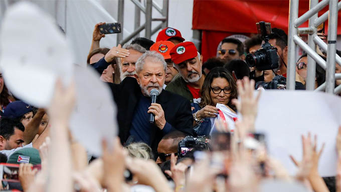   “É para vocês, é para o povo brasileiro que um governante tem que governar. E um governante sério não fica governando com base em fake news, com base na mentira, um governante sério, fala com o povo, fala em emprego, fala em desenvolvimento, fala em distribuição de renda, coisas que a gente não ouve falar”, diz Lula