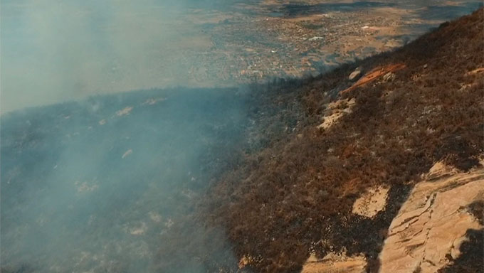   Vídeo gravado com um drone mostra imagens incríveis das chamas destruindo mais mata nativa na região da Serra do Lima, em Patu; Há pouco tempo, um grande incêndio já havia destruído uma enorme área na mesma região serrana