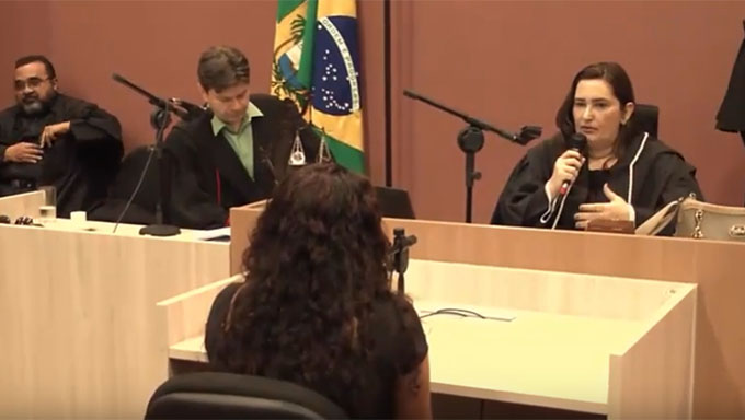   A vítima Maria Cleide foi pessoalmente contar no Tribunal do Júri Popular como ex mariado tentou mata-la jogando gasolina e ateando fogo no dia 30 de junho de 2013, no Abolição IV, em Mossoró-RN