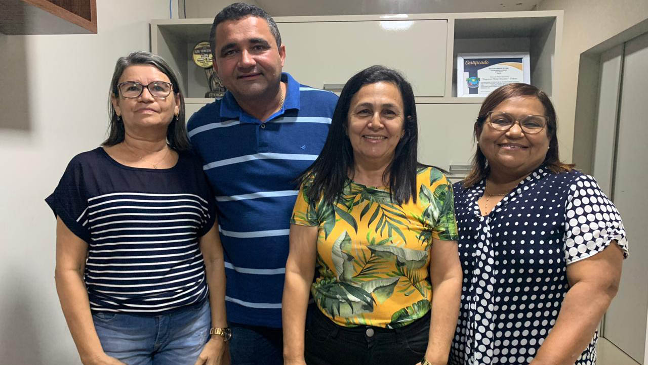   Prefeito Naldinho com Secretária de Educação e representantes do Sindicato dos Servidores Públicos de Tibau.