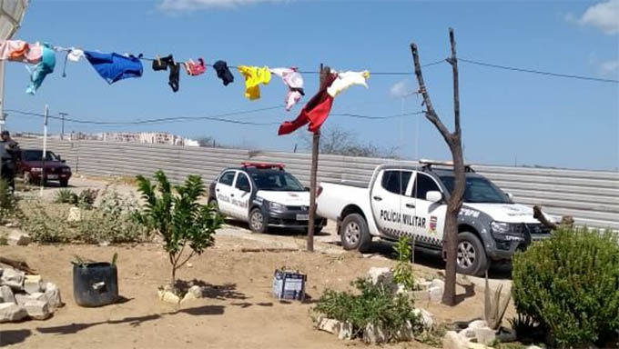   Polícia Militar isola o local que um homem foi assassinado a tiros no início da tarde desta quinta-feira, 21, na zona leste de Mossoró