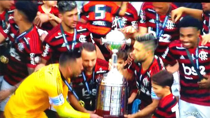   Flamengo levanta o título da Libertadores da América 38 anos depois. O bi campeonato veio cima do River Plate, no Estádio Monumental de Lima, no Perú.