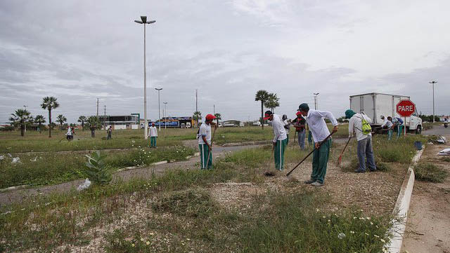 Imagem 1 -  O pessoal contratado para atuação como terceirizados que trabalham na jardinagem está com salários em dia.