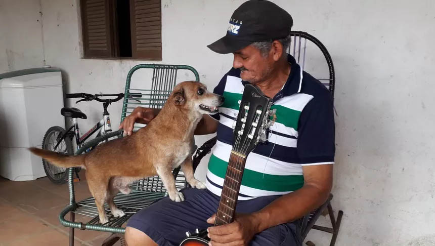   “Podia perder tudo, menos ele”, diz pedreiro sobre cachorro resgatado em incêndio. Alcides Soares, de 57 anos, perdeu a casa e tudo que tinha nela durante um incêndio, na tarde desta terça-feira (26), em Natal. O cãozinho Quinho, de 12 anos, foi resgatado por vizinhos.
