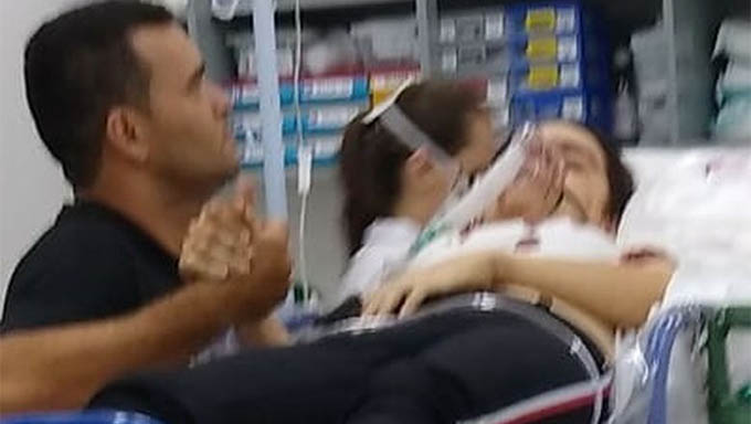 Imagem 1 -  Paulo Roberto da Silva, que está sendo procurado pelo crime, aparece em fotografia segurando a mão de Renata Ranyelle, no Hospital de São Miguel, pouco tempo depois do ataque na loja Noauge