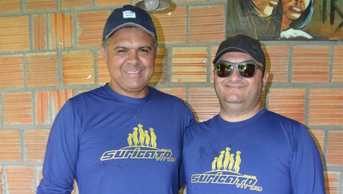 Imagem 1 -  Ailton Berto (esq.) matou o amigo Tony Maia (dir.) depois que este procurou acalmá-lo numa discussão que começou devido a "tampinhas na bunda" quando cumprimentava outro amigo, de nome Maikon. Ailton e Tony eram amigos de longas datas. Se confraternizavam juntos há mais de duas décadas. Inclusive haviam fundado o Litoral Jeep Clube, local da tragédia, juntos.
