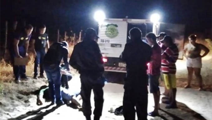   Vítima conhecida por "Polícia" sofreu dois tiros nas costas e, quando já estava no chão, sofreu mais dois na boca; O amigo dele, que pilotava a moto, foi poupado pelos assassinos