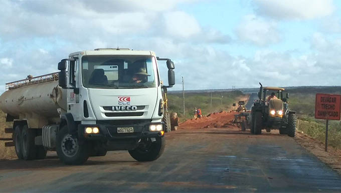   Caminhões pipas e máquinas trabalhando na conclusão da RN 016, que começa na BR 304, em Mossoró, passa pela Serrado Mel e vai até a cidade de Caraubais